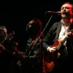 Jaime Roos sonriente en escenario durante homenaje por su legado musical uruguayo