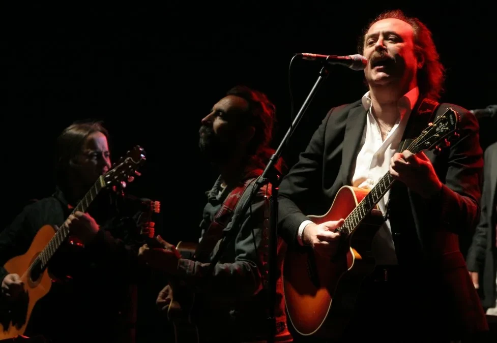 Jaime Roos sonriente en escenario durante homenaje por su legado musical uruguayo