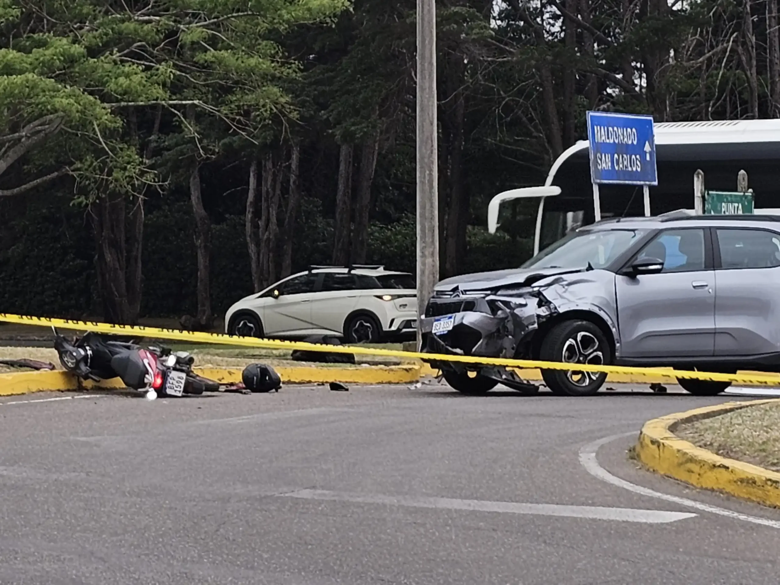 Siniestro fatal en Punta del Este tras impacto de camioneta contra motocicleta