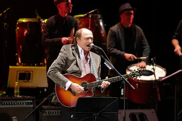 Jaime Roos en vivo rodeado de tambores y murga durante show aniversario