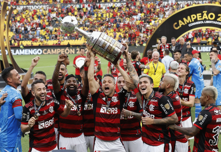Uruguayos campeones de la Copa Libertadores 2025 junto al plantel del Flamengo Jugadores uruguayos celebrando la Copa Libertadores 2025 con Flamengo tras final en Lima