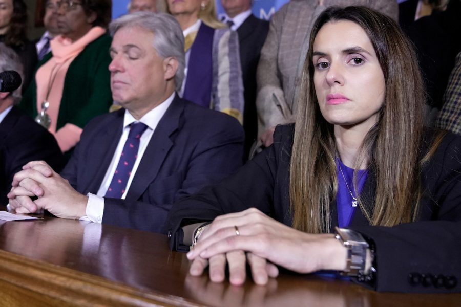 Nueva versión de Bustillo aumenta la tensión sobre si Carolina Ache fue desleal.