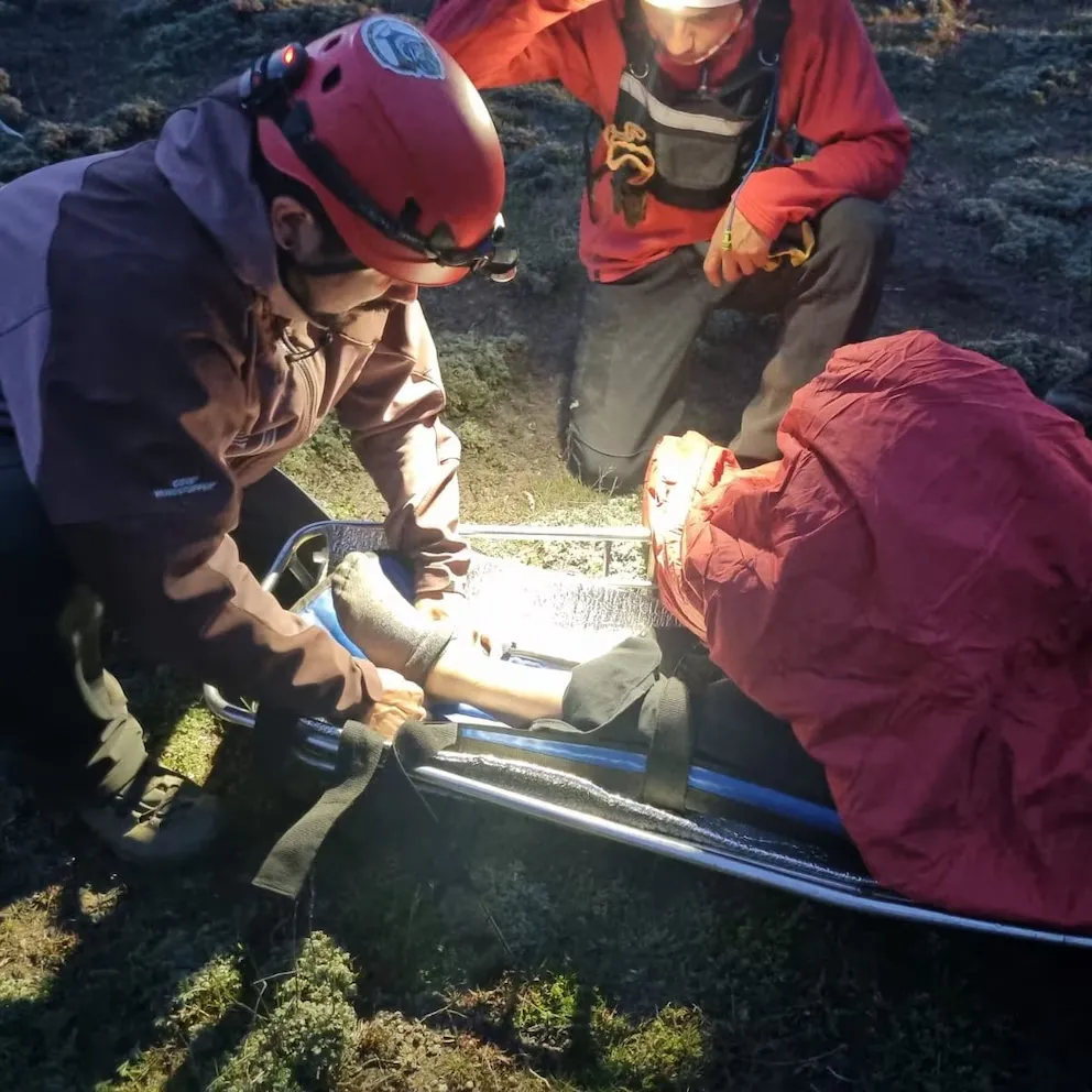 Operativo conjunto del Parque Lanín logró evacuar a montañista accidentado 4 brigadistas del ICE y guías de montaña durante operativo de rescate en el volcán Lanín