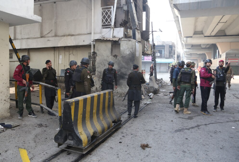 Explosión en Peshawar: ataque suicida contra sede de la Federal Constabulary.
