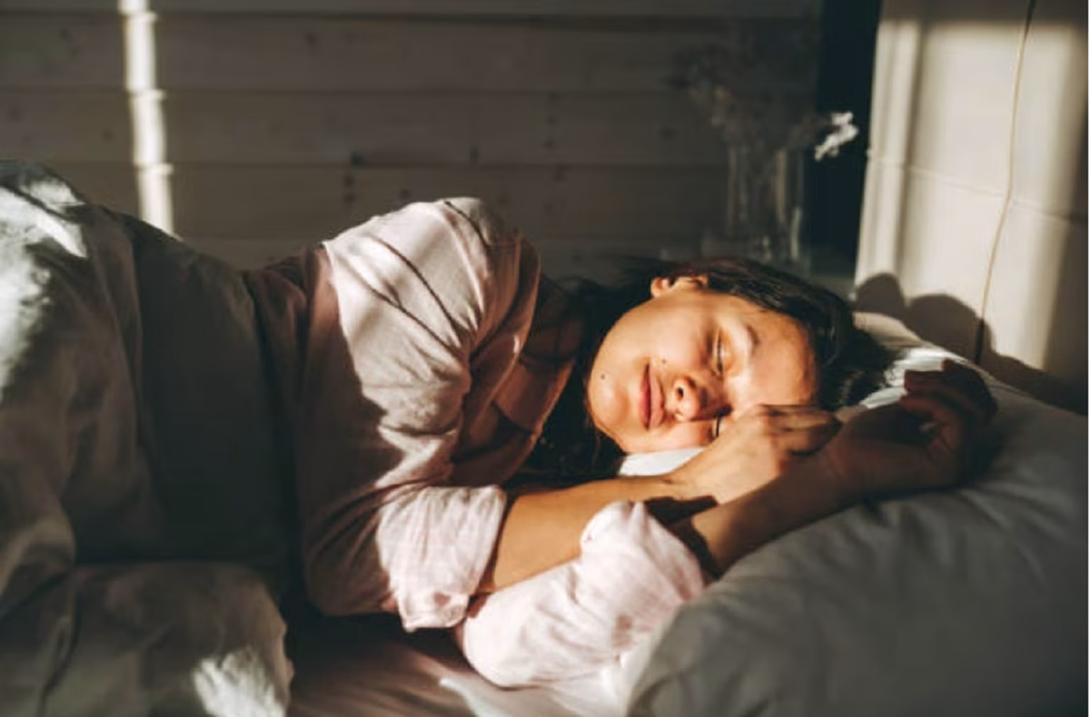 Dormir poco incrementa la inflamación y eleva el riesgo de enfermedades crónicas. Persona con falta de sueño sufre cansancio y efectos inflamatorios en el organismo