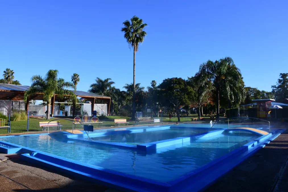 Piscina semicerrada de las termas de Daymán en Salto con nuevo techo que moderniza el destino turístico del litoral uruguayo