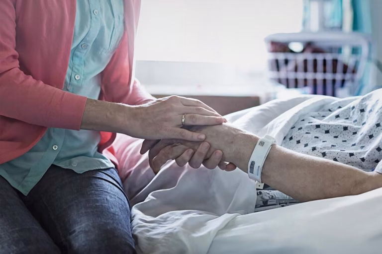 Julio Cobos impulsa el debate sobre la eutanasia en Argentina inspirado en el modelo uruguayo