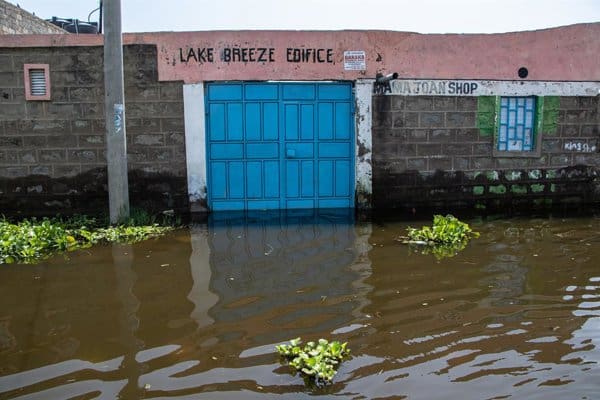 Al menos 14 muertos por inundaciones recientes en el oeste de Kenia, alertan autoridades.
