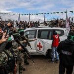 militares israelíes revisan restos entregados por Hamás durante el alto el fuego