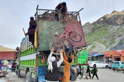 Islamabad reanuda las expulsiones de refugiados afganos tras un mes de pausa