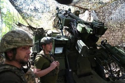 Rusia asegura que los militares ucranianos atrapados en Pokrovsk han comenzado a rendirse.