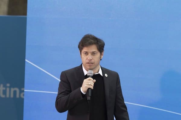 Kicillof critica a Milei por no dialogar seriamente con la oposición en Argentina