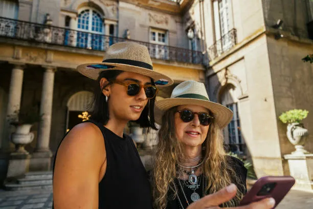 Cientos de argentinos ya planifican sus vacaciones en Uruguay con descuentos 4 turistas argentinos embarcando en el ferry de Colonia Express durante el CyberMonday