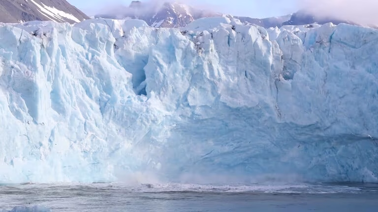 El estudio revela que las fracturas del glaciar Thwaites podrían desencadenar un colapso acelerado. Fracturas internas del glaciar Thwaites muestran su creciente inestabilidad y riesgo de colapso global.