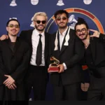 Mexicanos ganadores en los Latin Grammy 2025 celebrando sus premios en Las Vegas