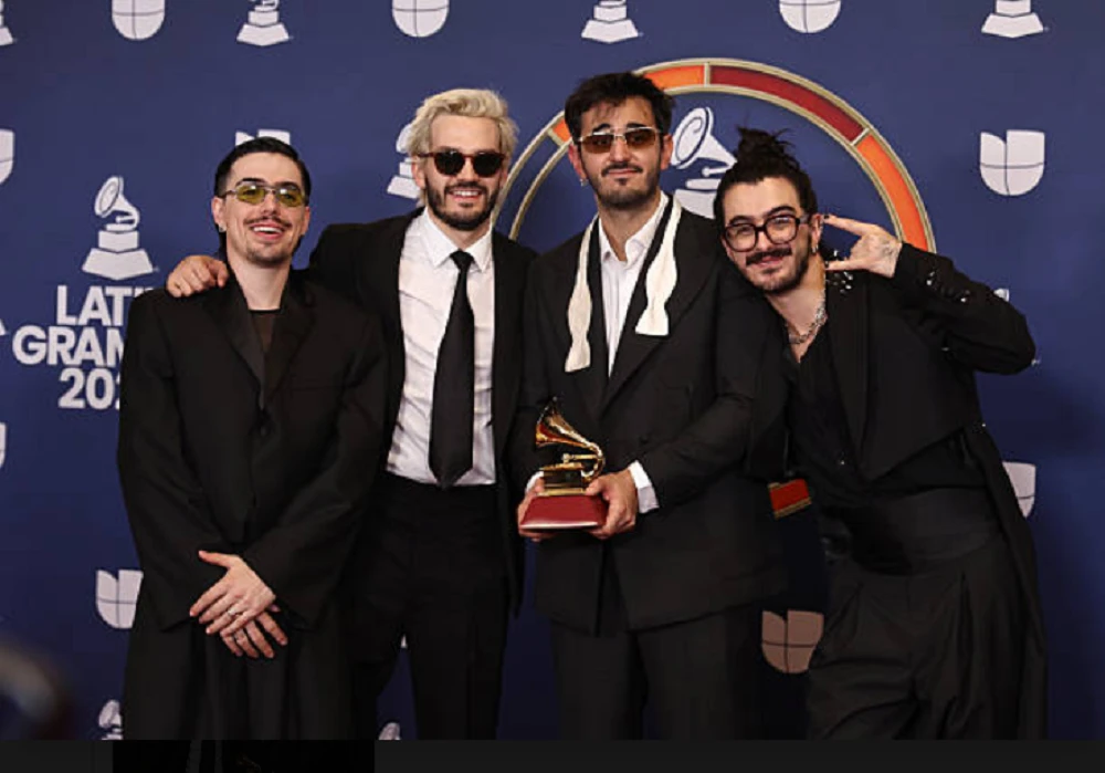Los mexicanos ganadores en los Latin Grammy 2025 vivieron una noche histórica en Las Vegas. Mexicanos ganadores en los Latin Grammy 2025 celebrando sus premios en Las Vegas