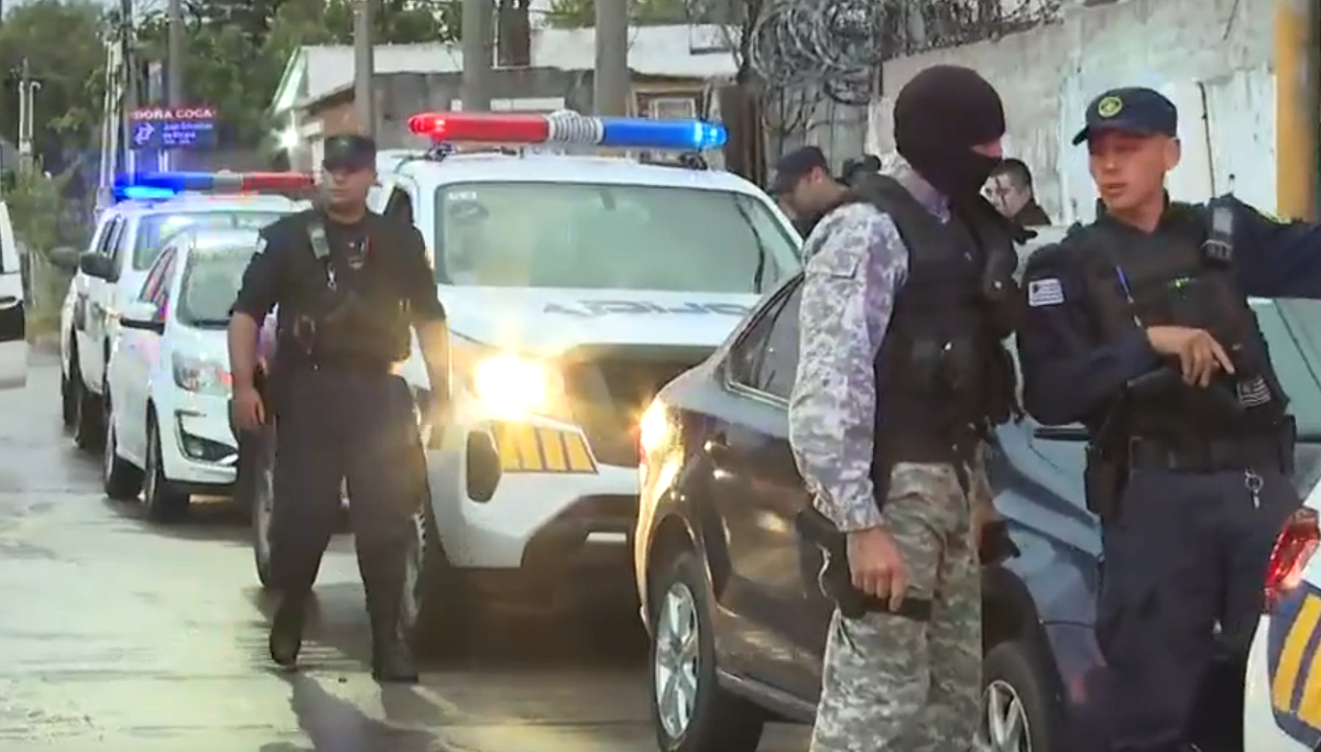 Hombre atrincherado en Villa Española rodeado por operativo policial y negociadores tácticos.