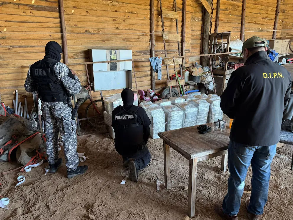 Uruguay en alerta por el avance narco y la infiltración judicial Dos toneladas de cocaína incautadas en una chacra de Montevideo durante un operativo contra el narcotráfico en Uruguay.