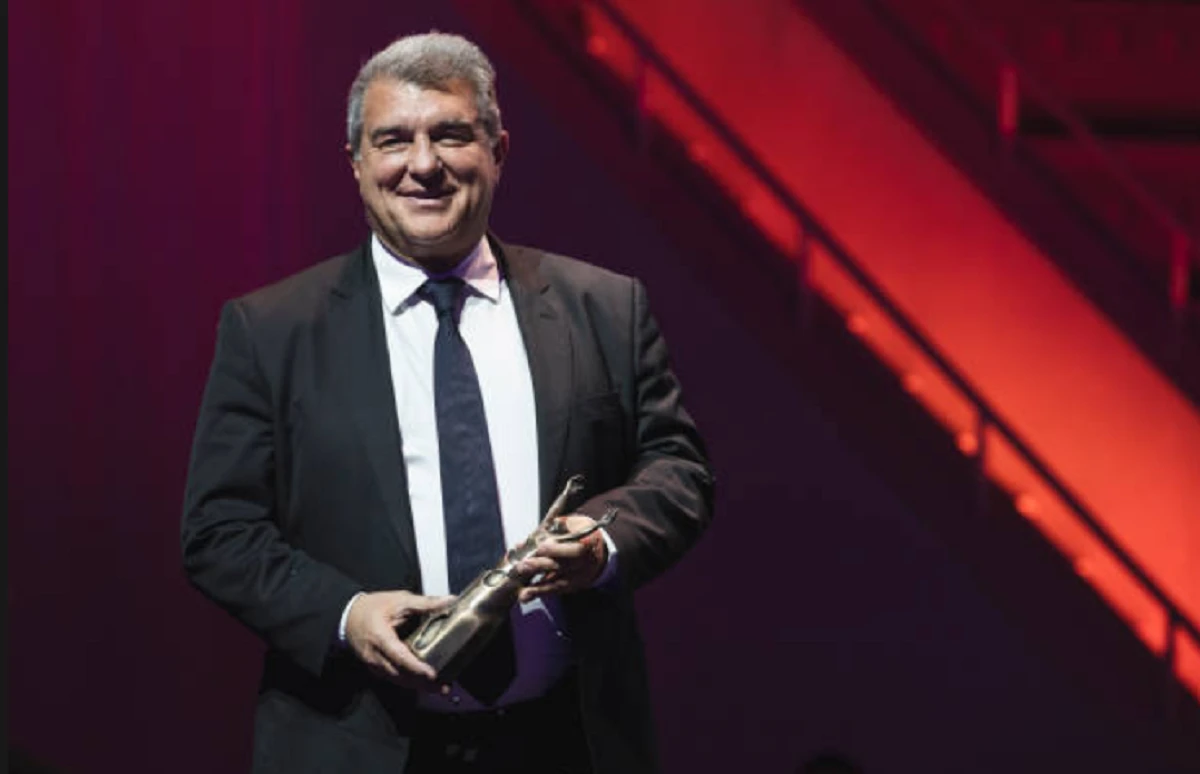 joan laporta durante una conferencia en el camp nou sobre la gestión del barcelona