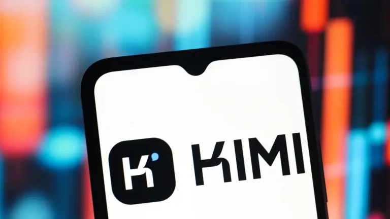 Kimi, el modelo de Moonshot respaldado por Alibaba, busca competir directamente con ChatGPT. Kimi, el nuevo modelo de inteligencia artificial de Moonshot, mostrado en un teléfono móvil durante su lanzamiento en Pekín.