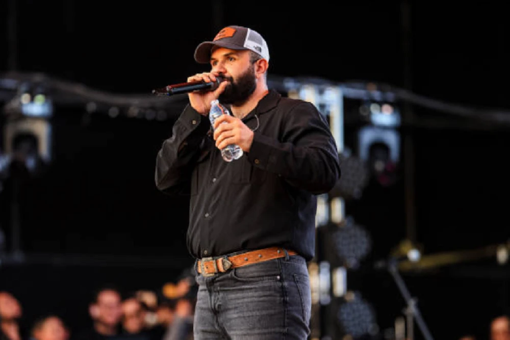 Mexicanos ganadores en los Latin Grammy 2025: una noche histórica para Lafourcade, Nodal y Julión Álvarez 5 Carín León durante su presentación en los Latin Grammy 2025.