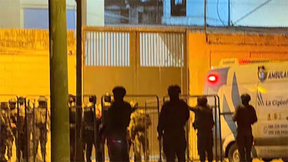 El motín en cárcel de Ecuador dejó más de 30 muertos y expuso la crisis penitenciaria nacional.