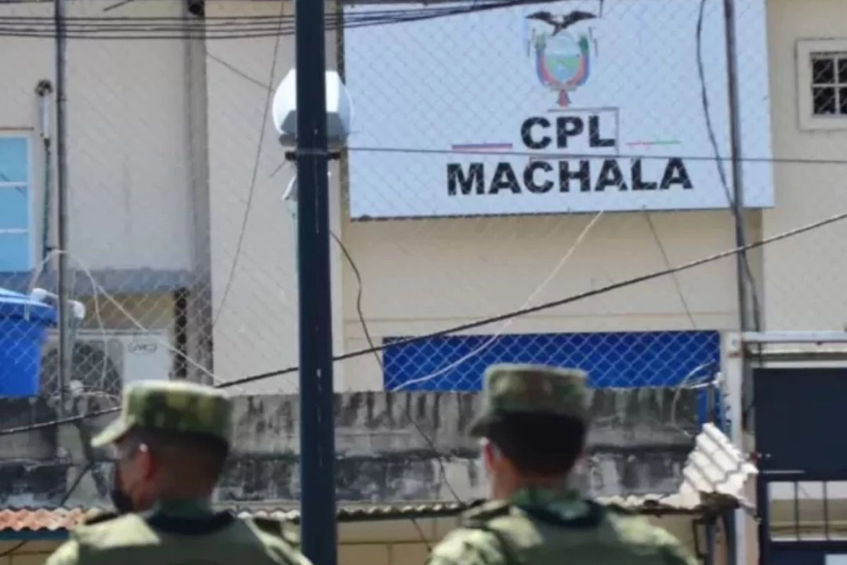 La imagen muestra la cárcel de Machala, epicentro de la masacre en la cárcel de Machala, donde 27 reclusos perdieron la vida, profundizando la crisis penitenciaria ecuatoriana. Masacre en la carcel de machala:vista aérea de la cárcel de Machala tras la masacre en Ecuador