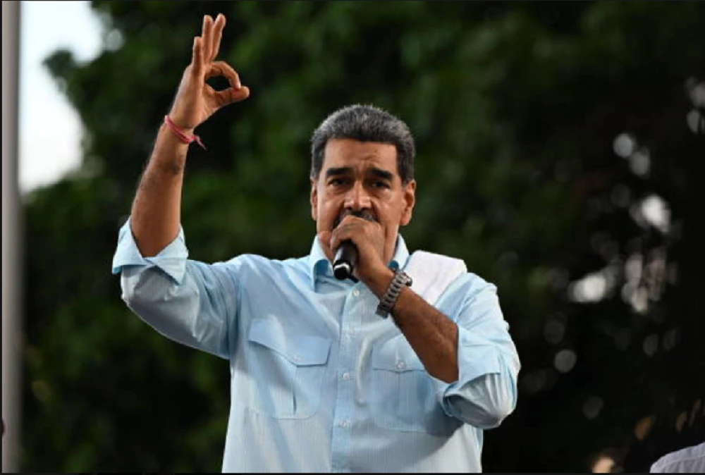 Nicolás Maduro observa movilización oficial en Caracas mientras enfrenta presión de la operación Lanza del Sur EEUU.