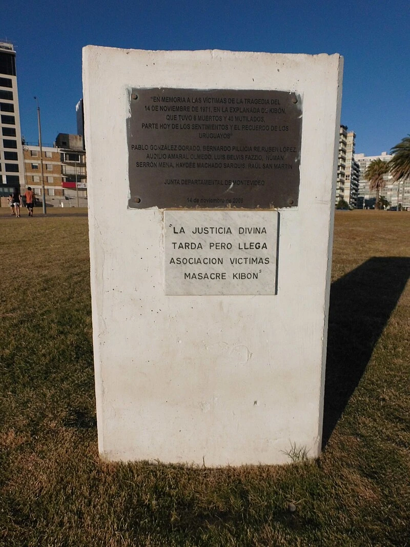 Monumento en Pocitos que honra a las víctimas de la tragedia de Kibón