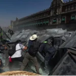 manifestación masiva en cdmx durante méxico al rojo vivo por protestas
