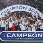 Nacional campeón uruguayo celebra el gol decisivo que definió el clásico en el alargue.
