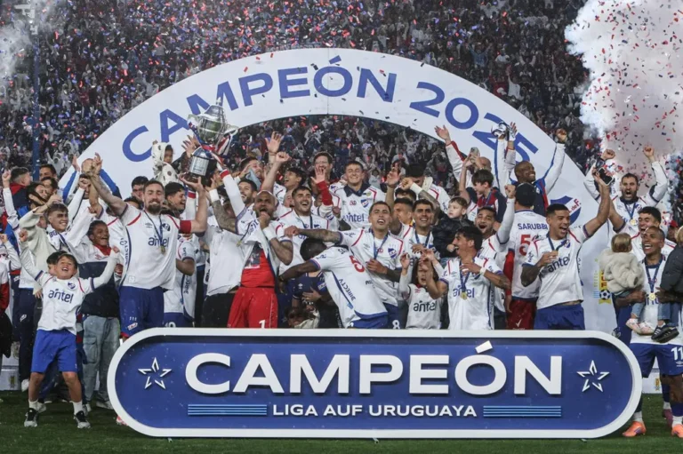 Nacional campeón uruguayo tras un gol decisivo en el alargue del clásico Nacional campeón uruguayo celebra el gol decisivo que definió el clásico en el alargue.