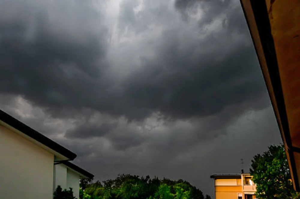 Cielos oscuros y descargas eléctricas durante las tormentas severas en Uruguay alertadas por Inumet