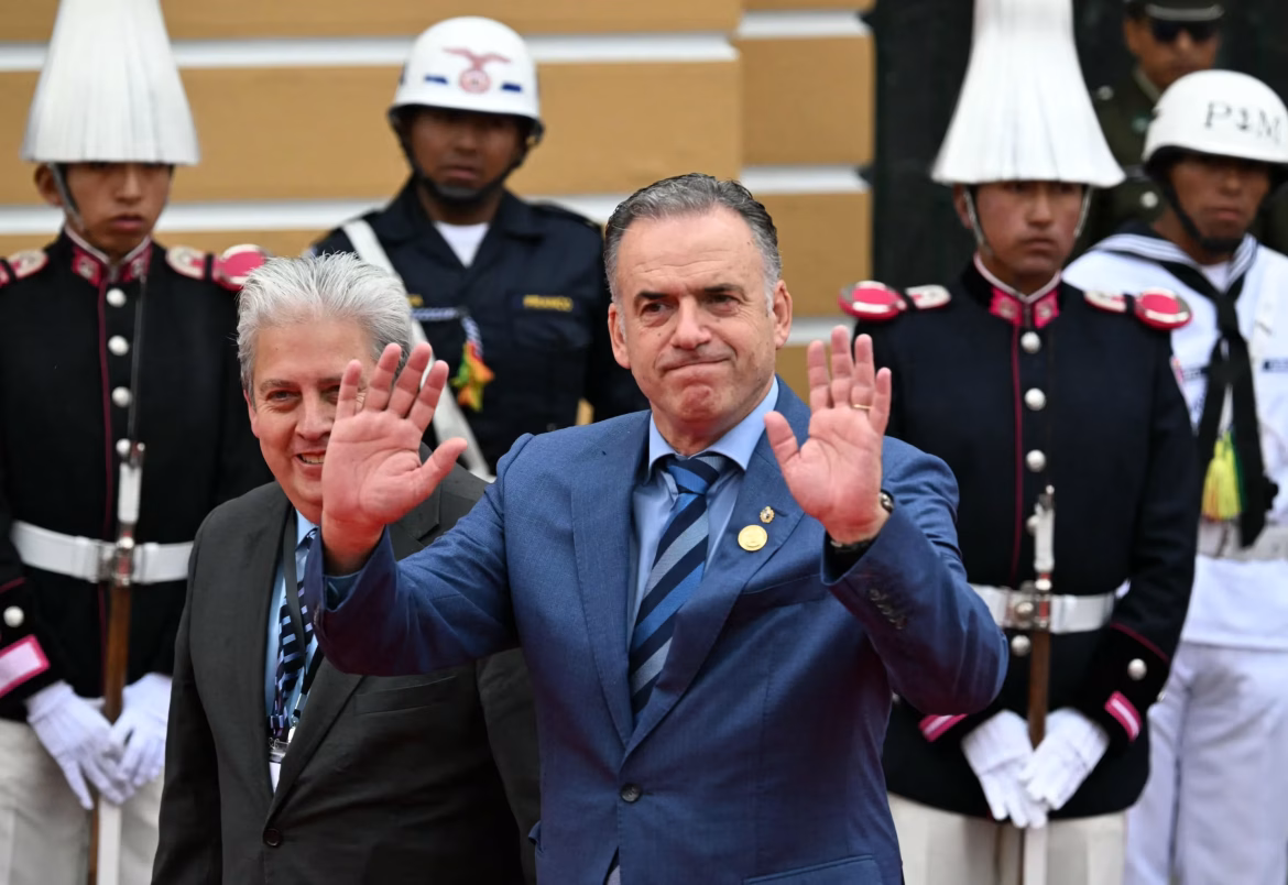 Rodrigo Paz presidente de Bolivia jura ante la Asamblea Nacional junto a líderes regionales.