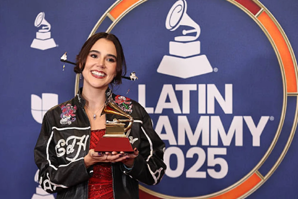 Mexicanos ganadores en los Latin Grammy 2025: una noche histórica para Lafourcade, Nodal y Julión Álvarez 6 Paloma Morphy tras recibir el Latin Grammy a Mejor Nuevo Artista 2025.