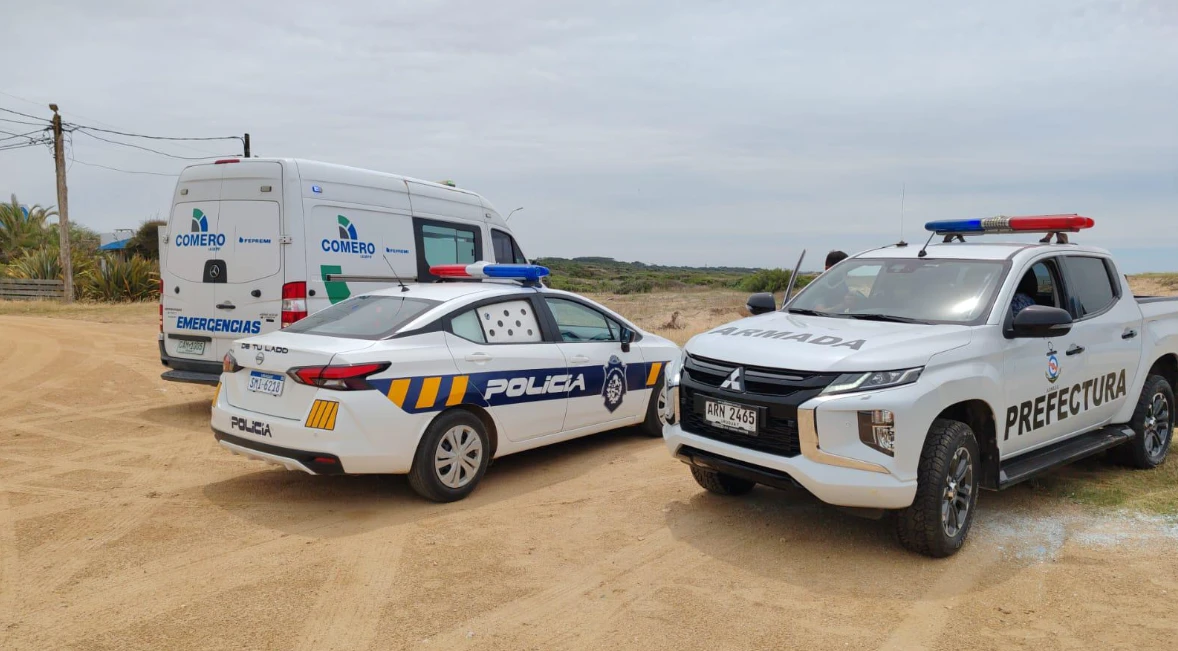 Rescate en la playa de Arachania por guardavidas y Prefectura que salvaron a una joven del mar.