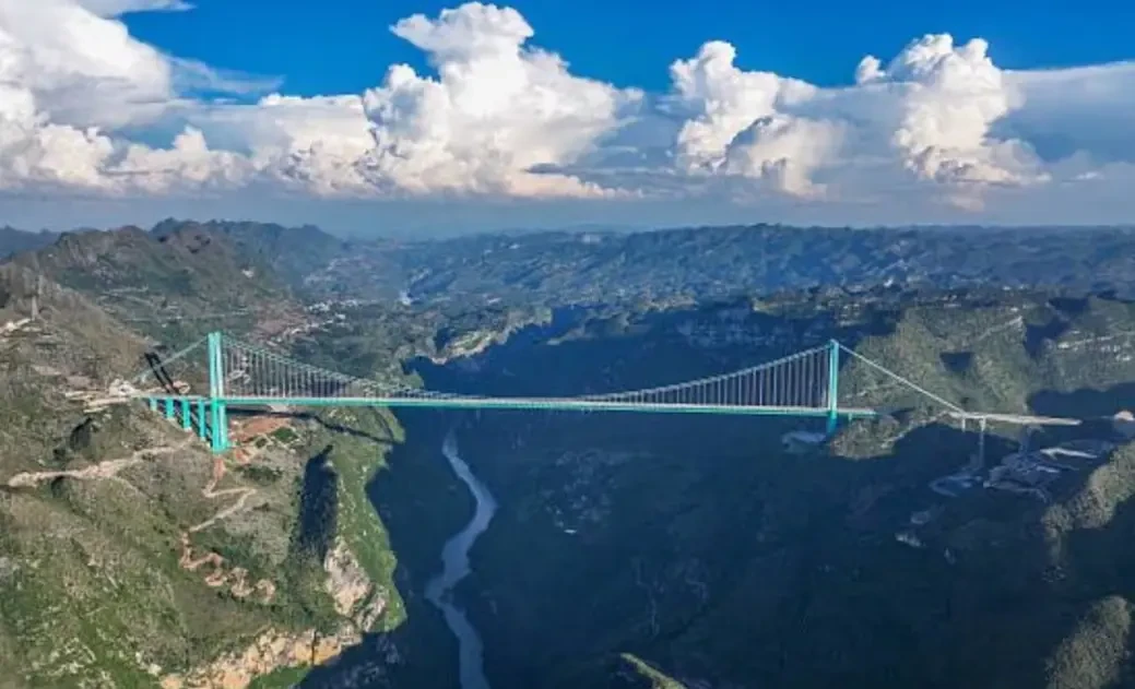 puente hongqi derrumbado sobre el cauce fluvial tras un deslizamiento