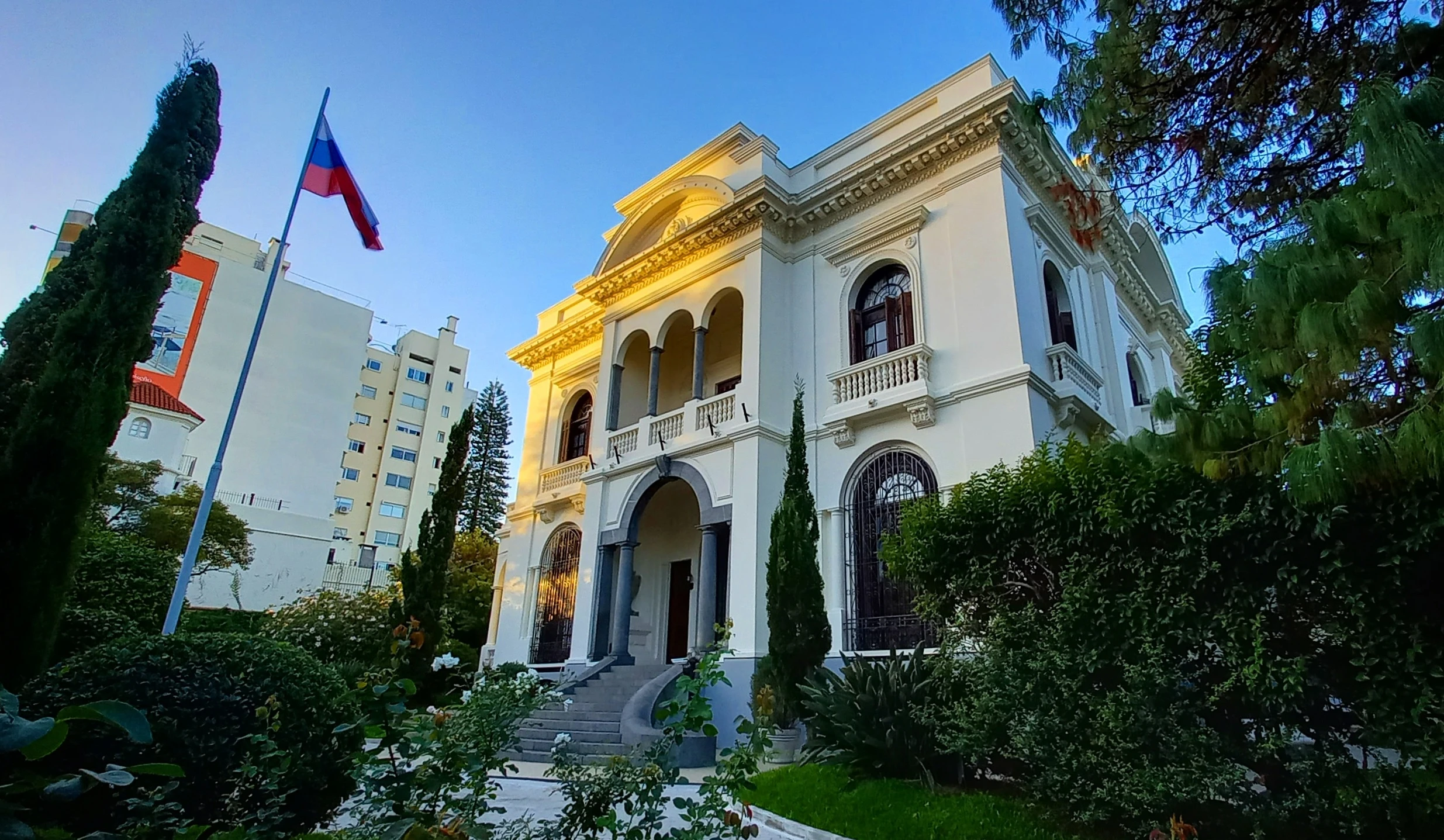 Autoridades respondieron a una amenaza de bomba en embajada de Rusia con un amplio operativo de seguridad en Montevideo.