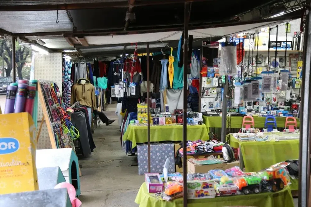 La falta de controles en Salto profundiza el impacto sobre el comercio formal, que enfrenta una competencia desleal sin regulación estatal. Falta de controles en Salto expone un Bagashopping fuera de control en plena vía pública.