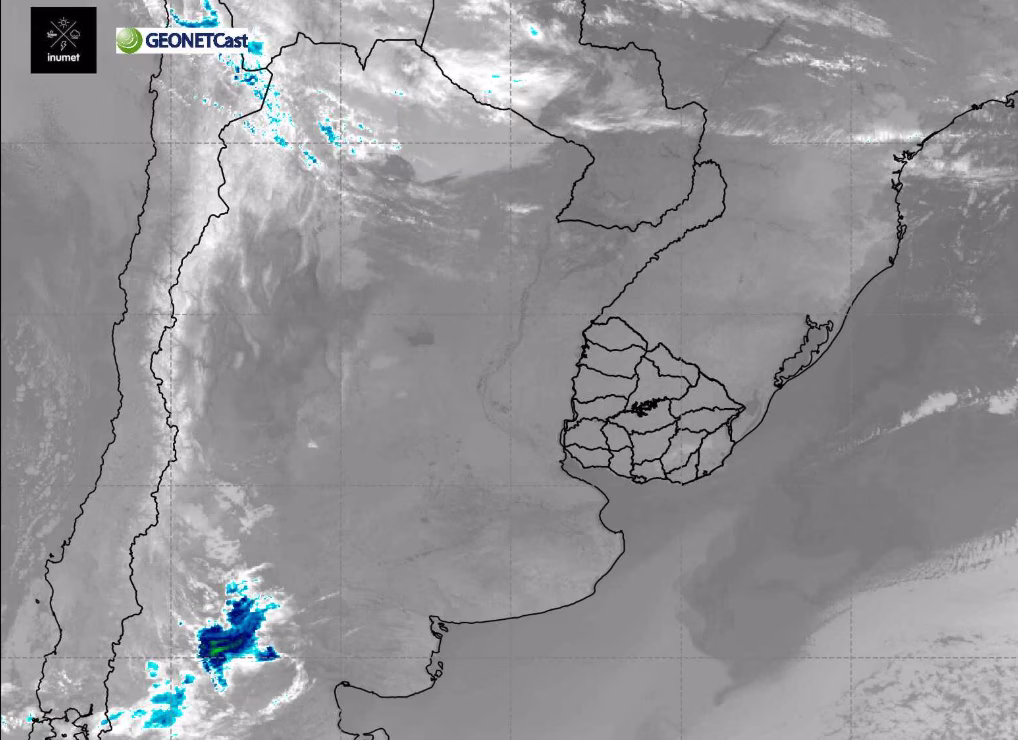 Imagen satelital de Inumet muestra el desplazamiento del frente lluvioso sobre Uruguay.