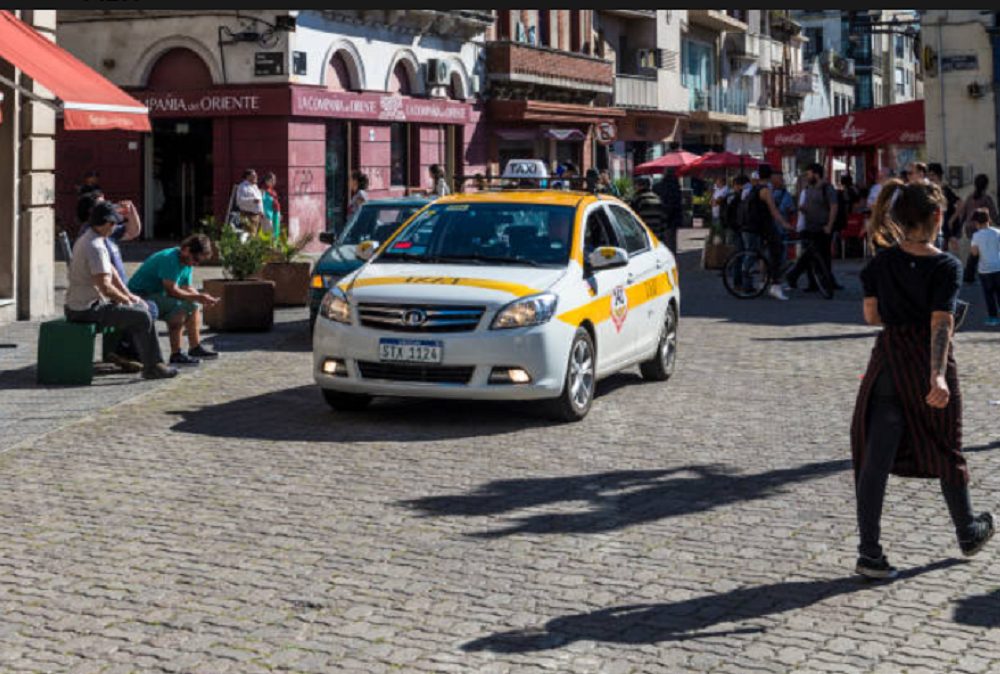Conductores denuncian estafa en Uber y Cabify con permisos falsos y engaños 5 Taxi circulando por Montevideo mientras persisten sospechas de permisos falsificados en aplicaciones