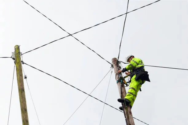 Un trabajador murió tras recibir una descarga eléctrica mientras instalaba cartel