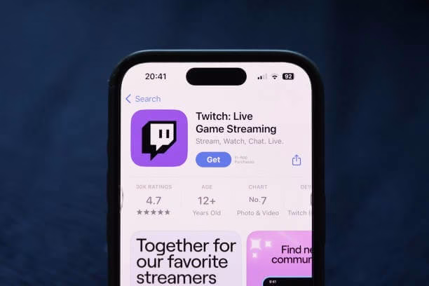 Twitch admitió fallos en su seguridad tras el ataque sufrido por la streamer Emiru. Emiru durante la TwitchCon San Diego 2025, donde ocurrió el ataque a Emiru que expuso las fallas de seguridad de la plataforma Twitch.