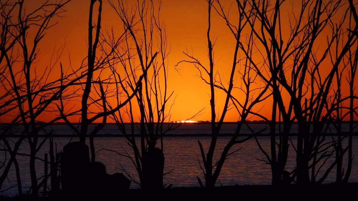 Las ruinas del pueblo fantasma de Epecuén emergen del agua cuarenta años después de la inundación.