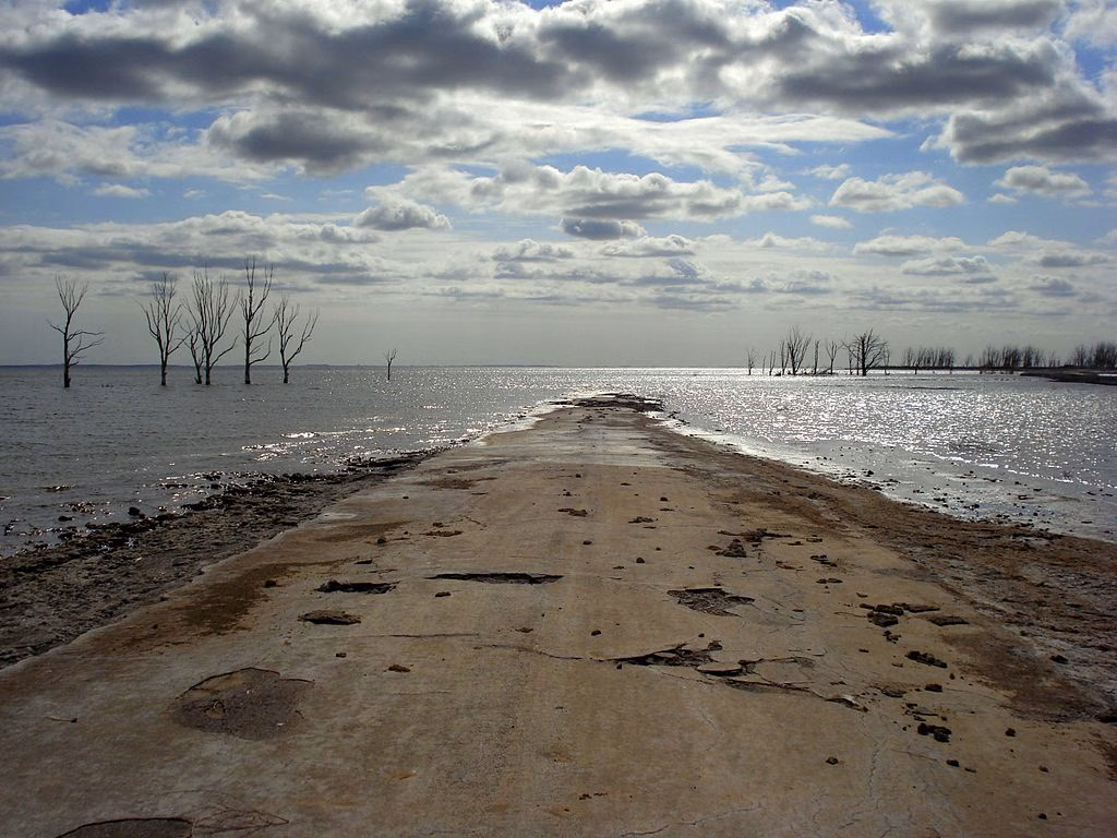 Ruinas del pueblo fantasma de Epecuén emergen tras décadas bajo el agua.