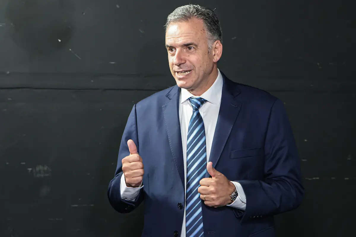 Cae la aprobación Yamandú Orsi y crece el rechazo según nuevo sondeo nacional