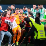 El golero uruguayo Washington Aguerre en el clásico de Medellín agrediendo a Matheus Uribe en el túnel de vestuarios.