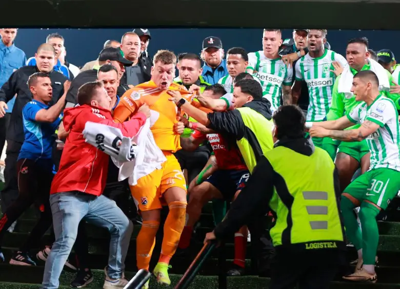 El golero uruguayo Washington Aguerre en el clásico de Medellín agrediendo a Matheus Uribe en el túnel de vestuarios.