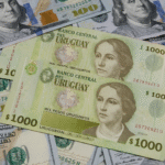 cotización del dólar en Uruguay hoy con billetes de pesos y dólares