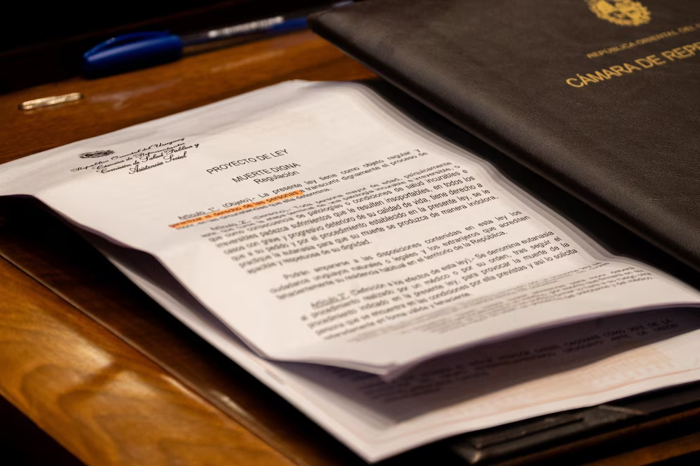 La voz de la Iglesia: Tras la aprobación, la ley de eutanasia en Uruguay no daría garantías a los médicos 4 El proyecto de ley "muerte digna" regula la eutanasia en Uruguay (@DiputadosUY)